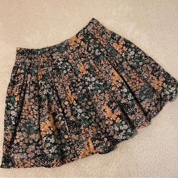 American Eagle floral mini skirt-small like new - Picture 4 of 8